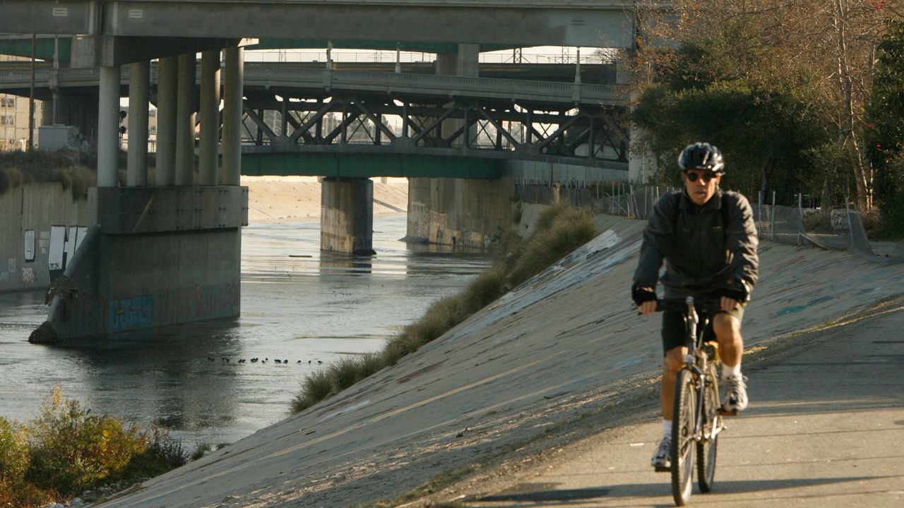 Alcoy begins work on a new bike path and walkway under the Cervantes bridge